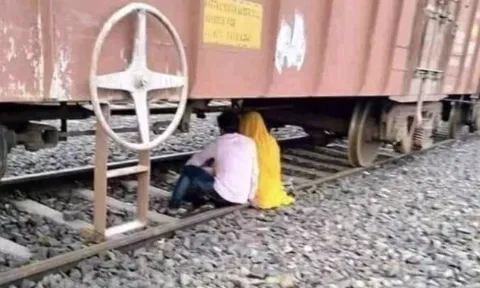 VIDEO: ரெயிலுக்கு அடியில் தண்டவாளத்தில் அமர்ந்து காதல்.. மயிரிழையில் உயிர் தப்பிய Love birds