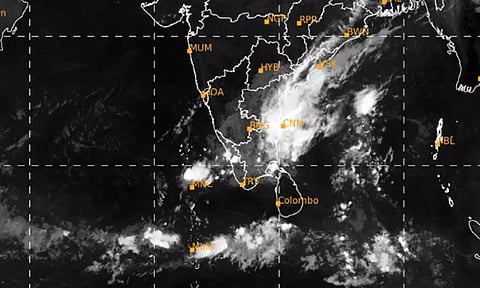 சென்னை அருகே மையம் கொண்டிருந்த காற்றழுத்த தாழ்வு மண்டலம் தாழ்வுப் பகுதியாக வலுவிழந்தது
