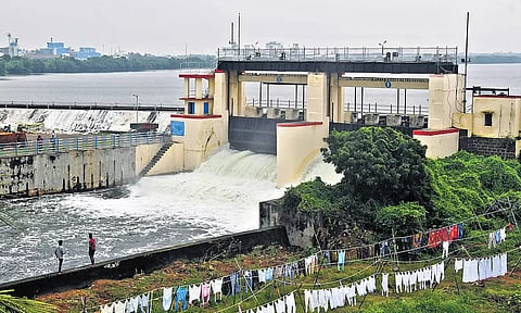 புழல் ஏரியில் இருந்து நீர் திறப்பு அதிகரிப்பு- வெள்ள அபாய எச்சரிக்கை