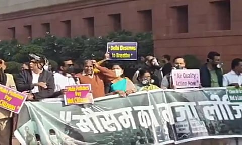 டெல்லி காற்று மாசுபாட்டை தடுக்க நடவடிக்கை எடுக்கக் கோரி எதிர்க்கட்சி எம்.பி.க்கள் முககவசம் அணிந்து போராட்டம்