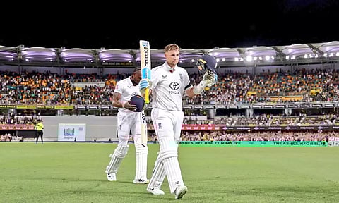 ஆஷஸ் 2-வது டெஸ்ட்: முதல் இன்னிங்சில் இங்கிலாந்து 334 ரன்களில் ஆல் அவுட்