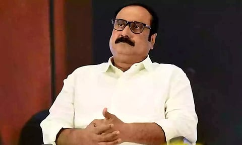 காவல் நிலையத்தில் புகுந்து காவலருக்கு வெட்டு: திமுக ஆட்சியில் சட்டம்- ஒழுங்கு எங்கே போகிறது? அன்புமணி