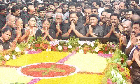 9-ம் ஆண்டு நினைவு நாள்: ஜெயலலிதா நினைவிடத்தில் எடப்பாடி பழனிசாமி மரியாதை