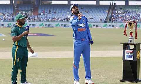 SA-க்கு எதிரான கடைசி ஒருநாள் போட்டி: ஒரு மாற்றத்துடன் இந்தியா பந்து வீச்சு தேர்வு