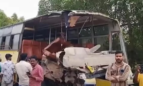 தொடர்கதை... மன்னார்குடியில் பேருந்துகள் நேருக்குநேர் மோதி விபத்து - 20க்கும் மேற்பட்டோர் படுகாயம்!