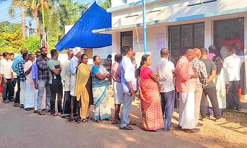 கேரளாவில் உள்ளாட்சி தேர்தல்: 7 மாவட்டங்களில் இன்று முதல்கட்ட வாக்குப்பதிவு