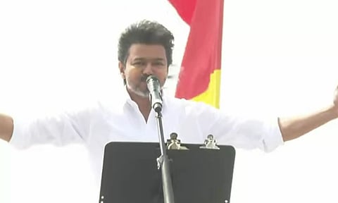 புதுச்சேரி அரசை பார்த்து தி.மு.க. அரசு கற்றுக் கொள்ள வேண்டும் - விஜய்