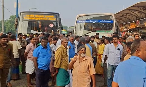 தனியார் மினி பஸ்சை சிறைப்பிடித்த அரசு பஸ் டிரைவர், கண்டக்டர்- தஞ்சை பழைய பஸ் நிலையத்தில் பரபரப்பு