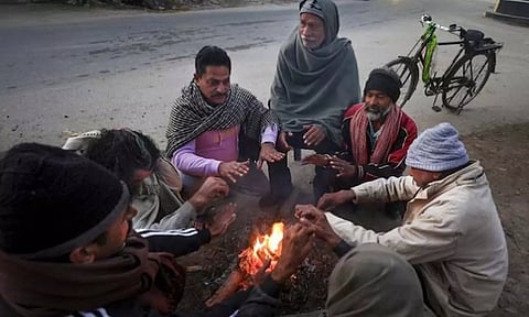  வடமாநிலங்களில் கடும் பனிப்பொழிவு ஏற்பட்டுள்ளதால் தீ மூட்டி குளிர்காய்ந்த பொதுமக்கள்.