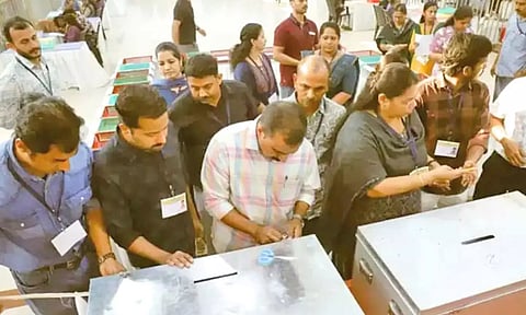 கேரளாவில் உள்ளாட்சி தேர்தல் வாக்கு எண்ணிக்கை: மாநகராட்சி-நகராட்சிகளில் காங்கிரஸ் கூட்டணி முன்னிலை