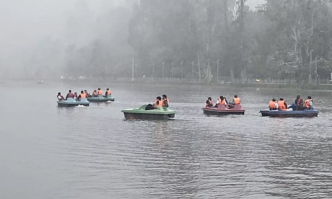 நட்சத்திர ஏரியில் உற்சாகமாக படகு சவாரி செய்த சுற்றுலாப் பயணிகள்.