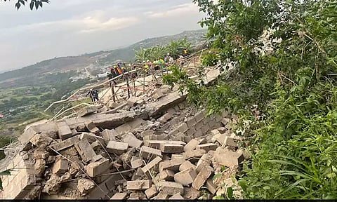 தென் ஆப்பிரிக்காவில் கோவில் இடிந்து விழுந்ததில் இந்திய வம்சாவளியை சேர்ந்த ஒருவர் உட்பட 4 பேர் பலி