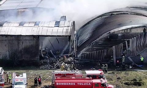 மெக்சிகோ: கீழே விழுந்து நொறுங்கிய விமானம்- 7 பேர் பலி