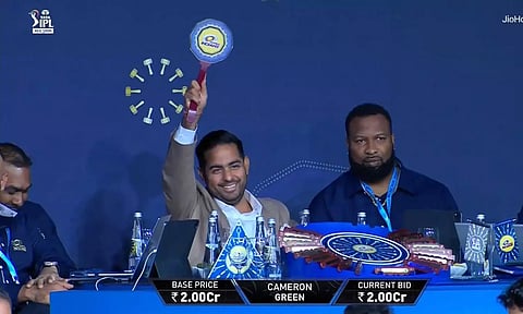 கையிருப்பு 2 கோடி: சிரித்துக் கொண்டே கேமரூன் கிரீனை ஏலம் கேட்ட மும்பை இந்தியன்ஸ்