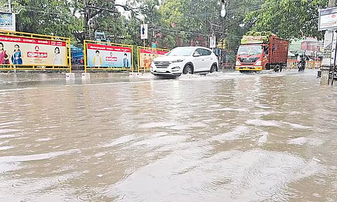 ராமநாதபுரத்தில் பெய்த கனமழையால் சாலையில் குளம்போல் தேங்கியிருக்கும் மழைநீர்