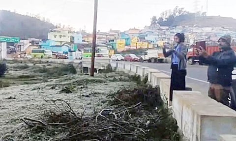 ஊட்டி, குன்னூர், கோத்தகிரியில் உறைபனியுடன் சாரல் மழை - பொதுமக்கள், பயணிகள் அவதி