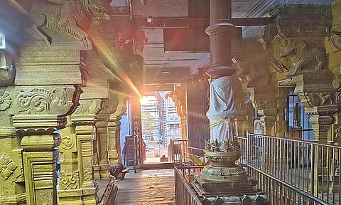 உவரி சுயம்பு லிங்கசுவாமி கோவில் மூலவர் மீது விழுந்த சூரிய ஒளி