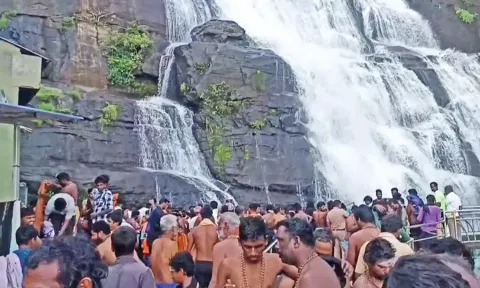 குற்றாலம் மெயின் அருவியில் குளிக்க அனுமதி: சுற்றுலாப் பயணிகள்- ஐயப்ப பக்தர்கள் உற்சாக குளியல்