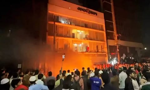 இந்தியாவுக்கு எதிராக கோஷம்.. வங்கதேசத்தில் மீண்டும் வெடித்த வன்முறை - அலுவலகங்களுக்கு தீ வைப்பு