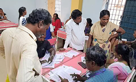 வரைவு வாக்காளர் பட்டியல் வெளியீடு- கோவையில் 6.50 லட்சம்; சேலத்தில் 3.62 லட்சம் வாக்காளர்கள் நீக்கம்