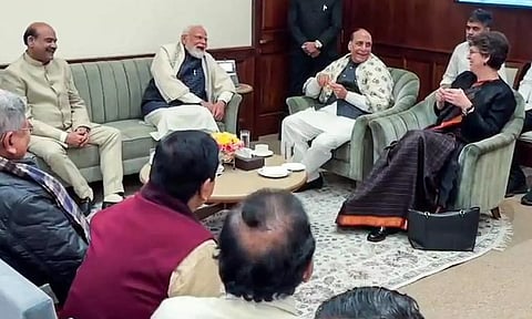 சபாநாயகர் ஓம் பிர்லா அளித்த தேநீர் விருந்தில் பிரதமர் மோடியுடன் பிரியங்கா சந்திப்பு