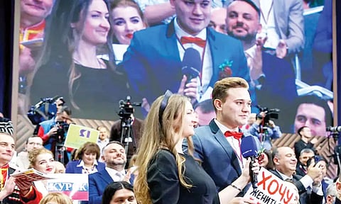 புதின் முன்னிலையில் காதலியிடம் திருமண ஆசையை வெளிப்படுத்திய நிருபர்