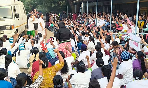 3-வது நாளாக நர்சுகள் போராட்டம் நீடிப்பு : மண்டபத்தை பூட்டி வெளியேற்றியதால் பரபரப்பு