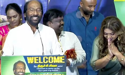 இந்தி பாட்டா...? தமிழிலேயே நல்லா பாடுவேன்... மேடையில் பாட்டு பாடி அசத்திய எம்.பி திருச்சி சிவா