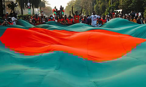 மாணவர் அமைப்பின் தலைவர் உடல் அடக்கம்: வங்கதேசத்தில் நீடிக்கும் பதற்றம்