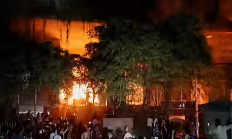 வங்காளதேசத்தில் வன்முறை: அரசியல் தலைவர் வீட்டுக்கு தீவைப்பு- 7 வயது மகள் கருகி பலி