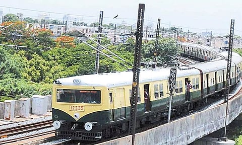 புறநகர் மின்சார ரெயில்-மாதாந்திர சீசன் டிக்கெட் கட்டணம் உயரவில்லை