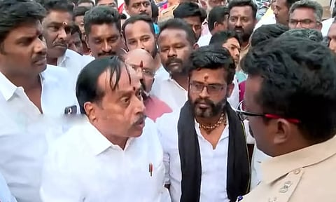 மு.க.ஸ்டாலின் ஆட்சியா, முகமது ஸ்டாலின் ஆட்சியா? போலீசாருடன் வாக்குவாதத்தில் ஈடுபட்ட ஹெச். ராஜா!