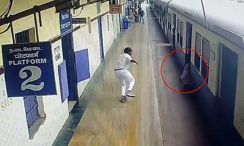 தாம்பரம்: ரெயிலில் ஏறும் போது தவறி விழுந்த பெண் பயணியை காப்பாற்றிய ஊழியர் - அதிர்ச்சி வீடியோ