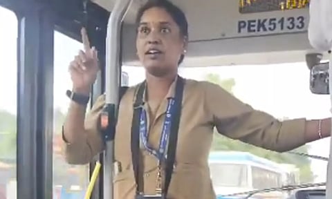 இணையத்தில் வைரலான அரசு பேருந்து நடத்துநர்