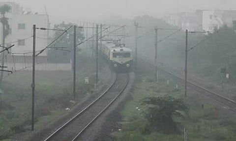 சென்னையில் பனிமூட்டம் - மின்சார ரெயில்கள் தாமதமாக இயக்கம்