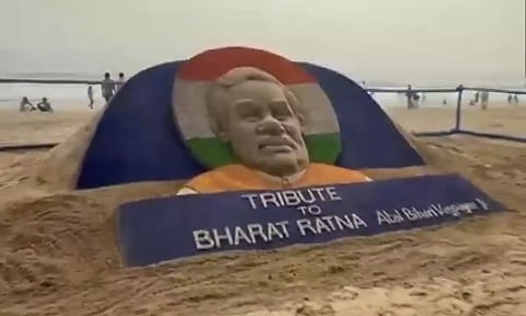 பாரத ரத்னா வாஜ்பாய் பிறந்தநாள்: மணல் சிற்பம் வரைந்து அஞ்சலி செலுத்திய கலைஞர்