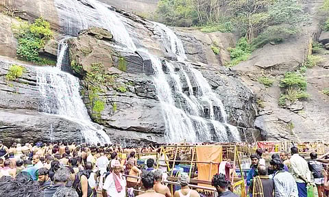 தொடர் விடுமுறை - குற்றால அருவிகளில் குவிந்த சுற்றுலாப் பயணிகள்