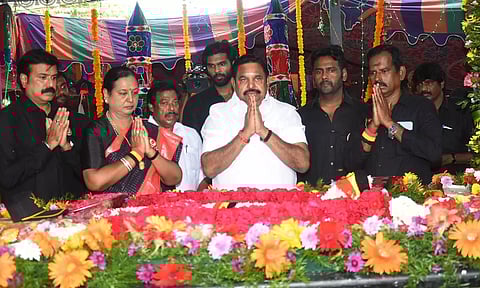 விஜயகாந்த் நினைவிடத்தில் எடப்பாடி பழனிசாமி மலர்தூவி மரியாதை