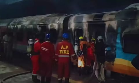 எர்ணாகுளம் நோக்கிச் சென்ற எக்ஸ்பிரஸ் ரெயிலில் தீ விபத்து- ஒருவர் உயிரிழப்பு