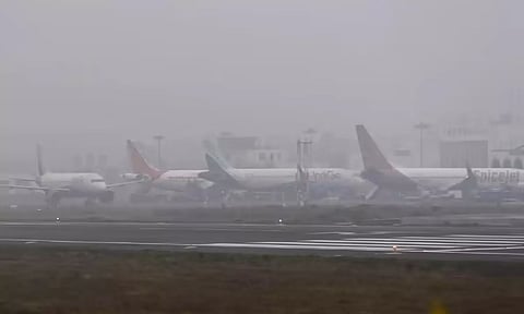 டெல்லியில் கடும் பனிமூட்டம் எதிரொலி: விமான சேவை பாதிப்பு- பயணிகள் அவதி