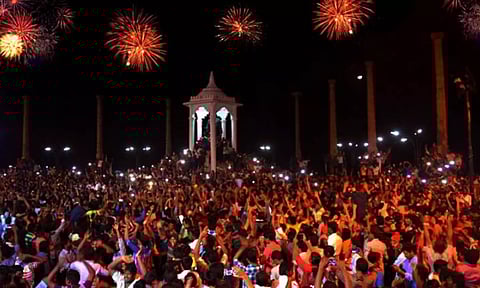 புத்தாண்டை கொண்டாட புதுச்சேரியில் குவியும் சுற்றுலா பயணிகள்- இலவச பேருந்து சேவைக்கு ஏற்பாடு