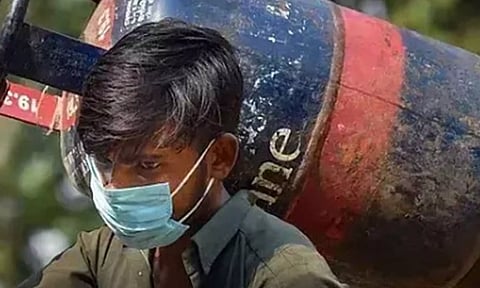 ஆண்டு தொடக்கத்தில் அதிரடியாக உயர்ந்த சிலிண்டர் விலை