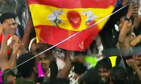 த.வெ.க.-வுக்கு ஓட்டு போடுங்க - புத்தாண்டு கொண்டாட்டத்தில் ஒலித்த இளம்பெண்களின் குரல்