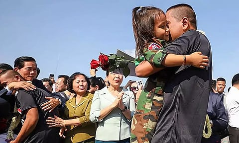 விடுவிக்கப்பட்ட கம்போடிய வீரர் தனது மகளுடன் இருக்கும் காட்சி 