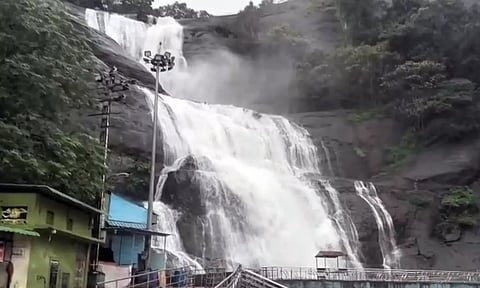 குற்றால அருவிகளில் வெள்ளப்பெருக்கு - சுற்றுலாப் பயணிகள் குளிக்க தடை