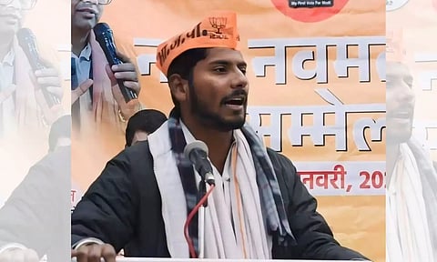 வாரணாசியில் சப்-இன்ஸ்பெக்டரை அறைந்த கவுன்சிலர் மகன்: சுற்றி வளைத்து தர்ம கொடுத்த பொதுமக்கள்