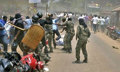 திரிணாமுல் காங்கிரஸ் நிர்வாகியை கைது செய்த போலீஸ் மீது தாக்குதல் நடத்திய கும்பல்- 6 பேர் காயம்