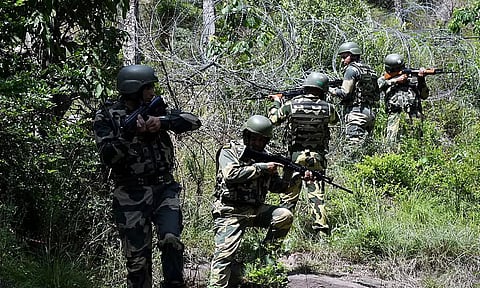 சத்தீஸ்கரில் 2 இடங்களில் என்கவுண்டர்- 14 நக்சலைட்டுகள் சுட்டுக் கொலை