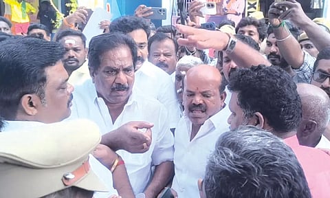 அவனியாபுரம் ஜல்லிக்கட்டு - அமைச்சர் மூர்த்தியிடம் கிராம கமிட்டியினர் கடும் வாக்குவாதம்