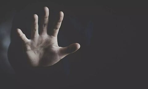 11 வயது சிறுமியை பாலியல் வன்கொடுமை செய்து கோடரியால் வெட்டி வீசிய கொடூரன்